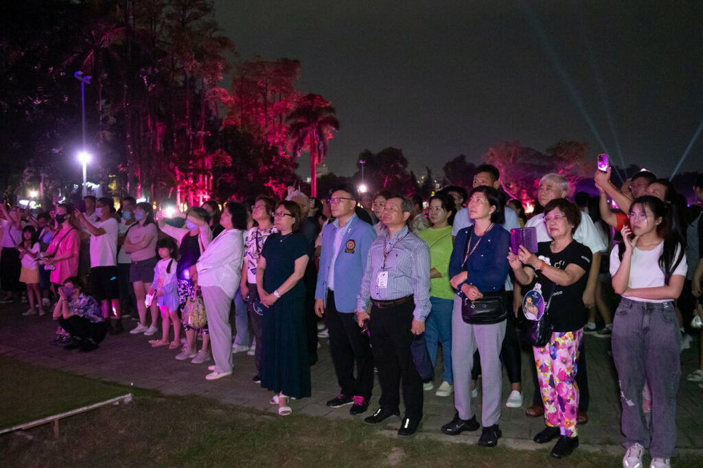 光織影舞令遠自泰國而來的遊客驚豔