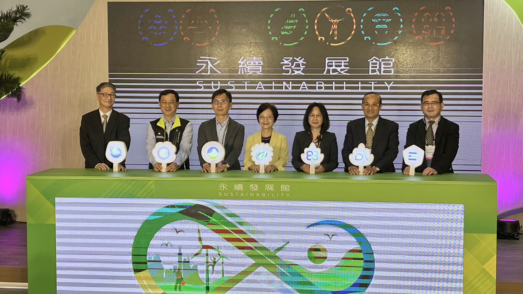 2023台灣創新博覽會永續發展館啟動儀式,由國原院李海光代理院長、勞動部勞安所所長李柏昌、環境部循環署副署長王嶽斌、農業部農業科技司司長李紅曦、經濟部能源署 主任秘書翁素真、經濟部產發署署長連錦漳 、經濟部國營司專門委員劉起孝等嘉賓 ,共同合影。