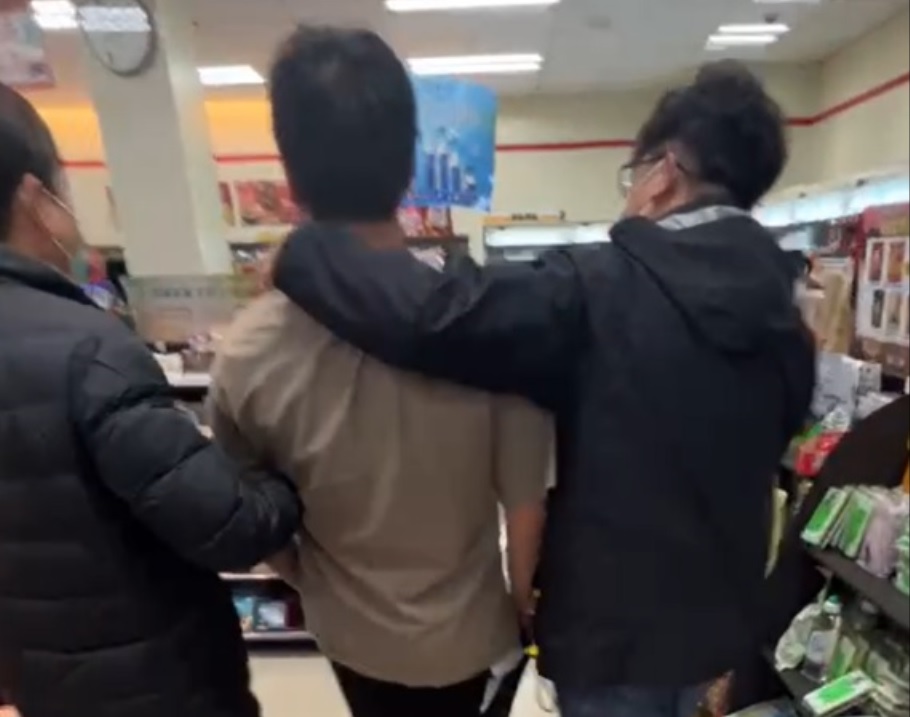 ▲圖說:警方掌握張姓毒販身分及行蹤,在超商將欲寄送毒包裹之嫌犯逮捕到案 (圖/台中市政府提供)