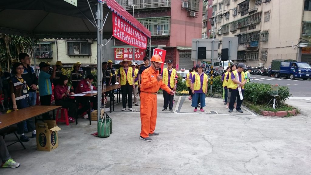 台北市信義區土石流防災專員模擬雨量達警戒值通報保全對象等相關單位進行疏散。(圖/台北市政府提供)