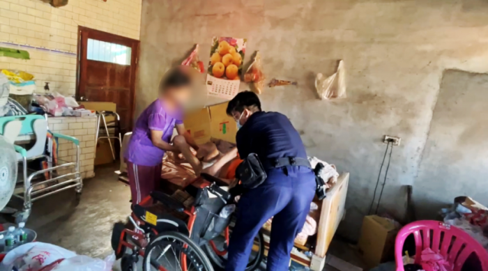 老翁需要緊急救護 虎警迅速協助就醫