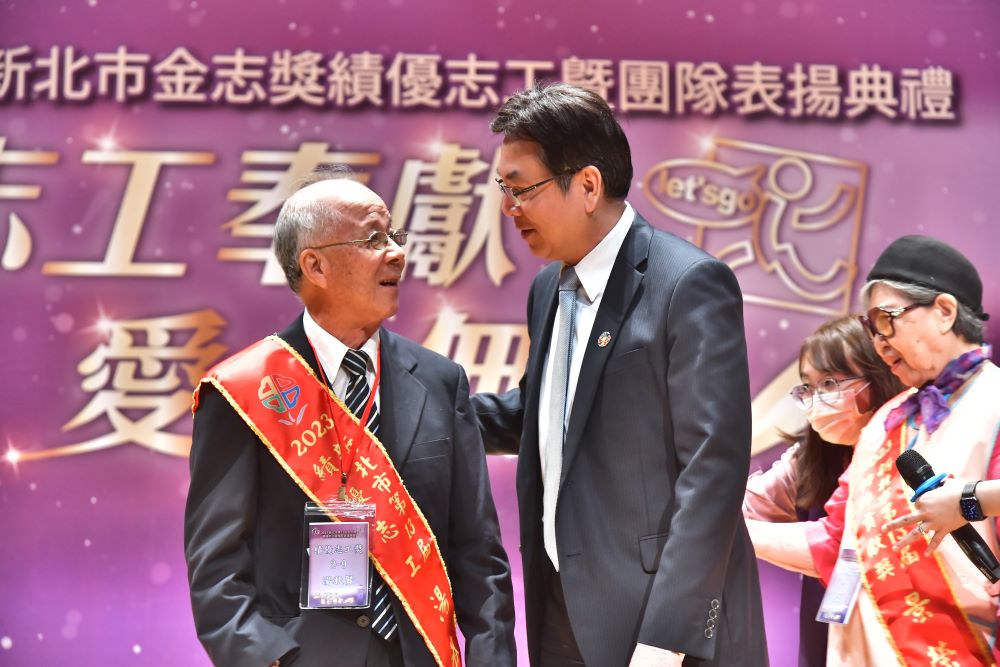 《圖說》今年77歲的湯秋賢爺爺除了擔任新泰國小導護志工,更是學童崇拜的「玩具醫師」。〈社會局提供〉