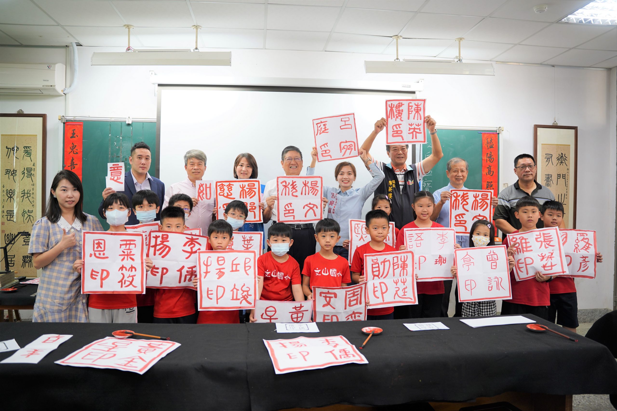 新竹縣積極推廣書法教育 楊縣長前往文山國小了解推動情形