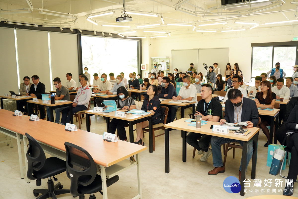 桃園市政府經發局舉辦「桃園航空城優先產業專用區I基地標售說明會」,吸引多家廠商到場瞭解。