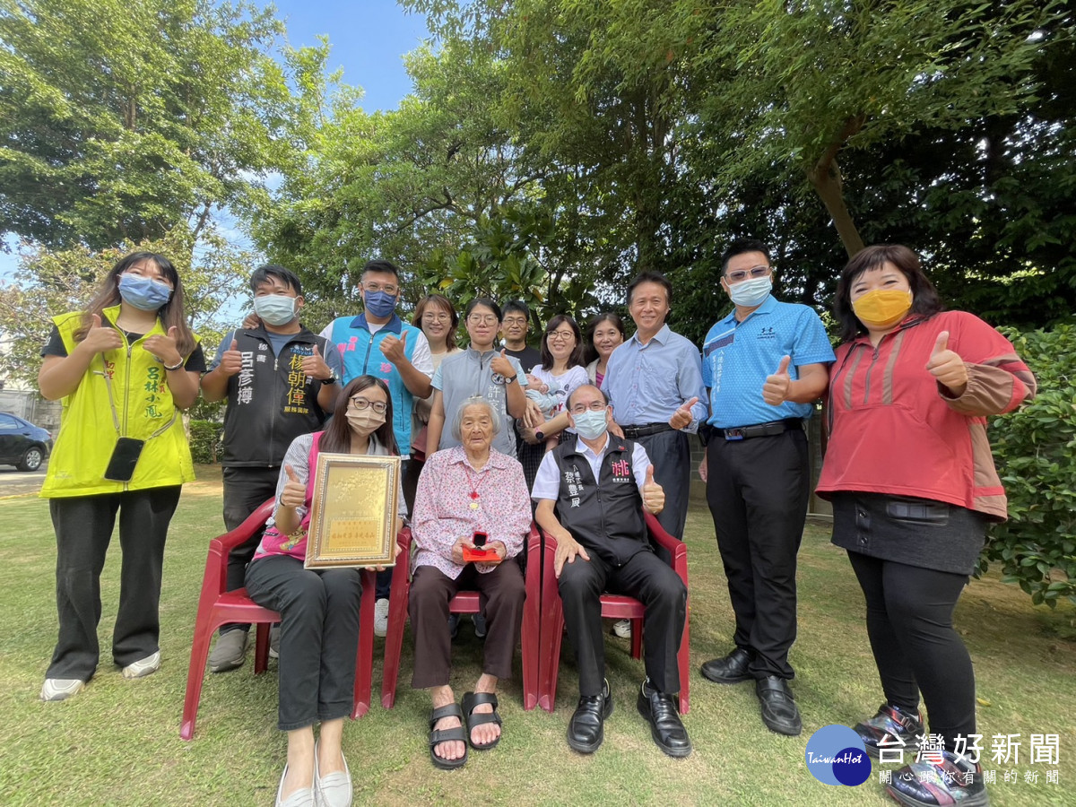 八德區公所在重陽節前夕，舉辦「112年度重陽敬老百歲人瑞送禮活動」。
