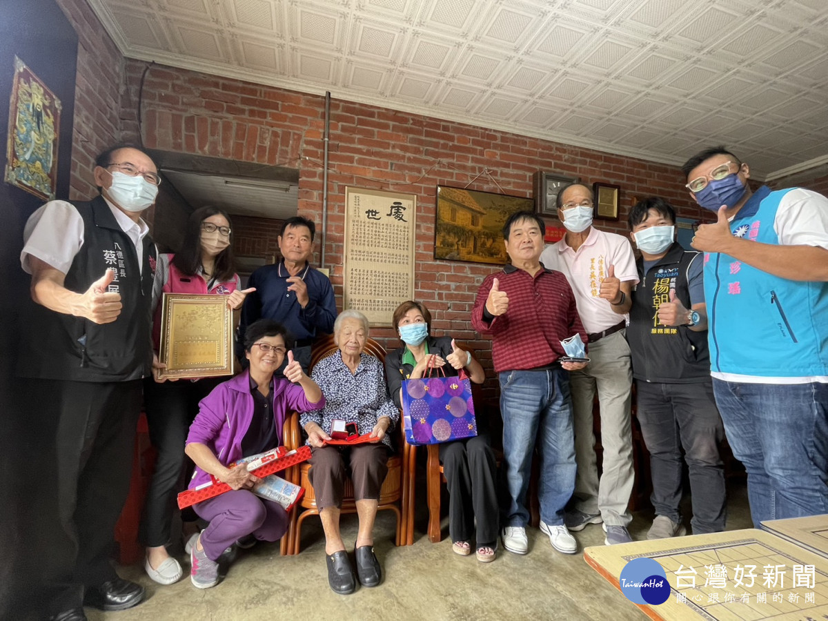 八德區公所在重陽節前夕,舉辦「112年度重陽敬老百歲人瑞送禮活動」。