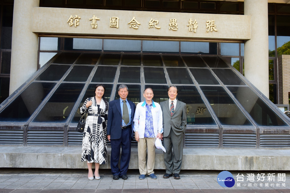 王寧國重遊母校,對中原的蛻變成長十分感動。(左起陳筱琪、梅倫、張光正、王寧國)
