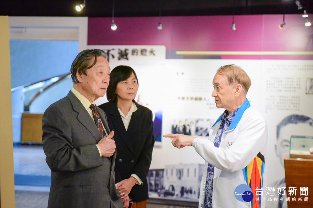 王寧國(左)參觀中原大學創辦人張靜愚先生紀念室,中原大學董事長張光正、圖書館館長陳昭珍在旁解說。