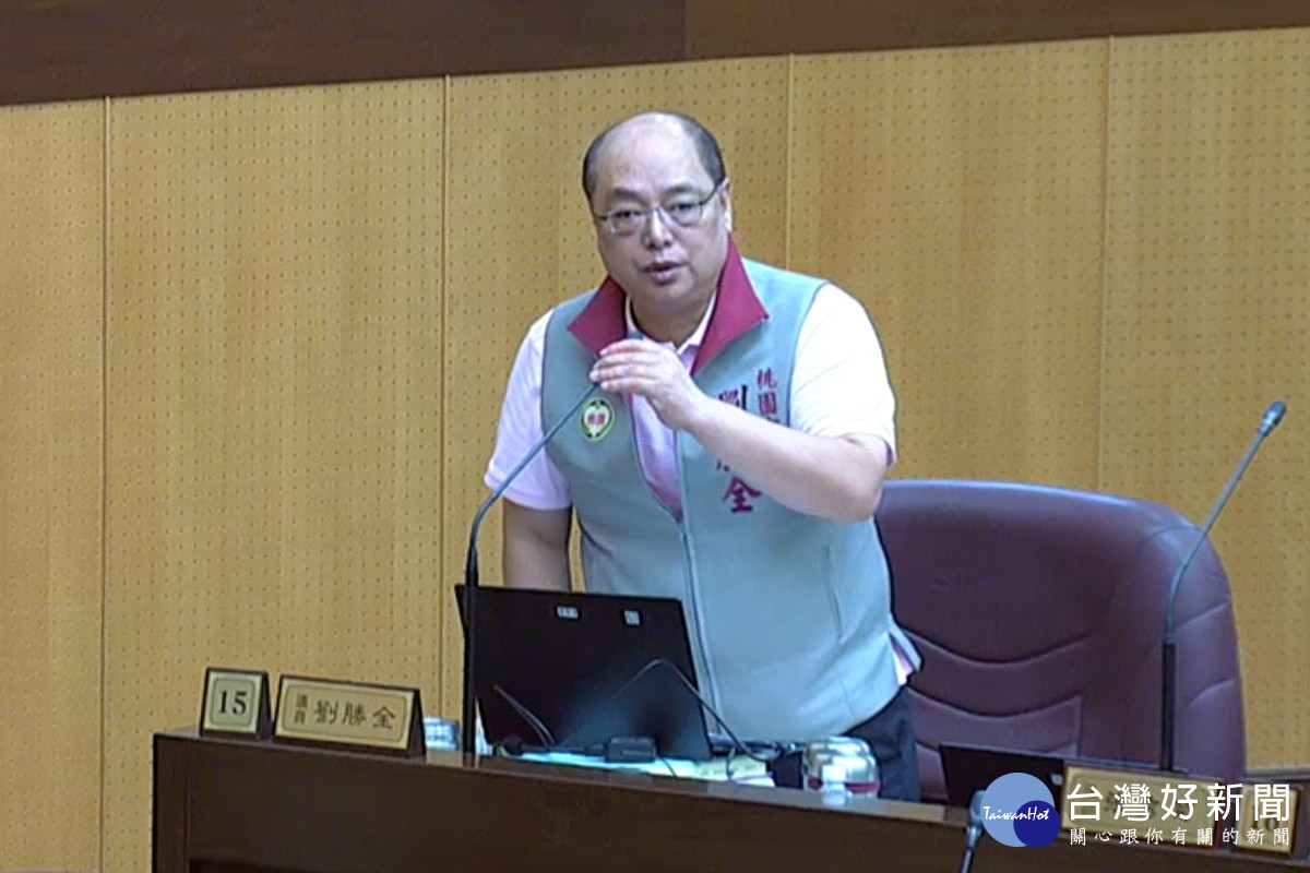 桃園市議員劉勝全於議事堂上進行質詢。<br /><br />