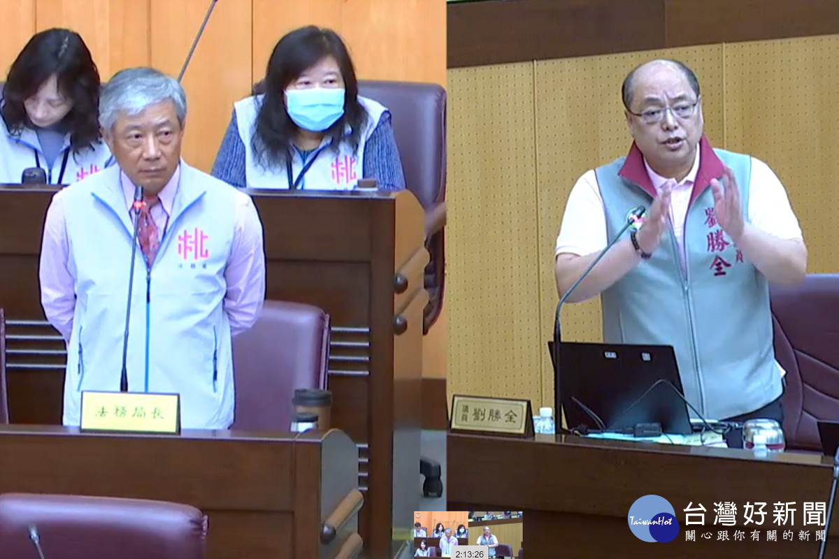 針對外送平台自治條例,桃園市議員劉勝全質詢法務局長賴彌鼎。