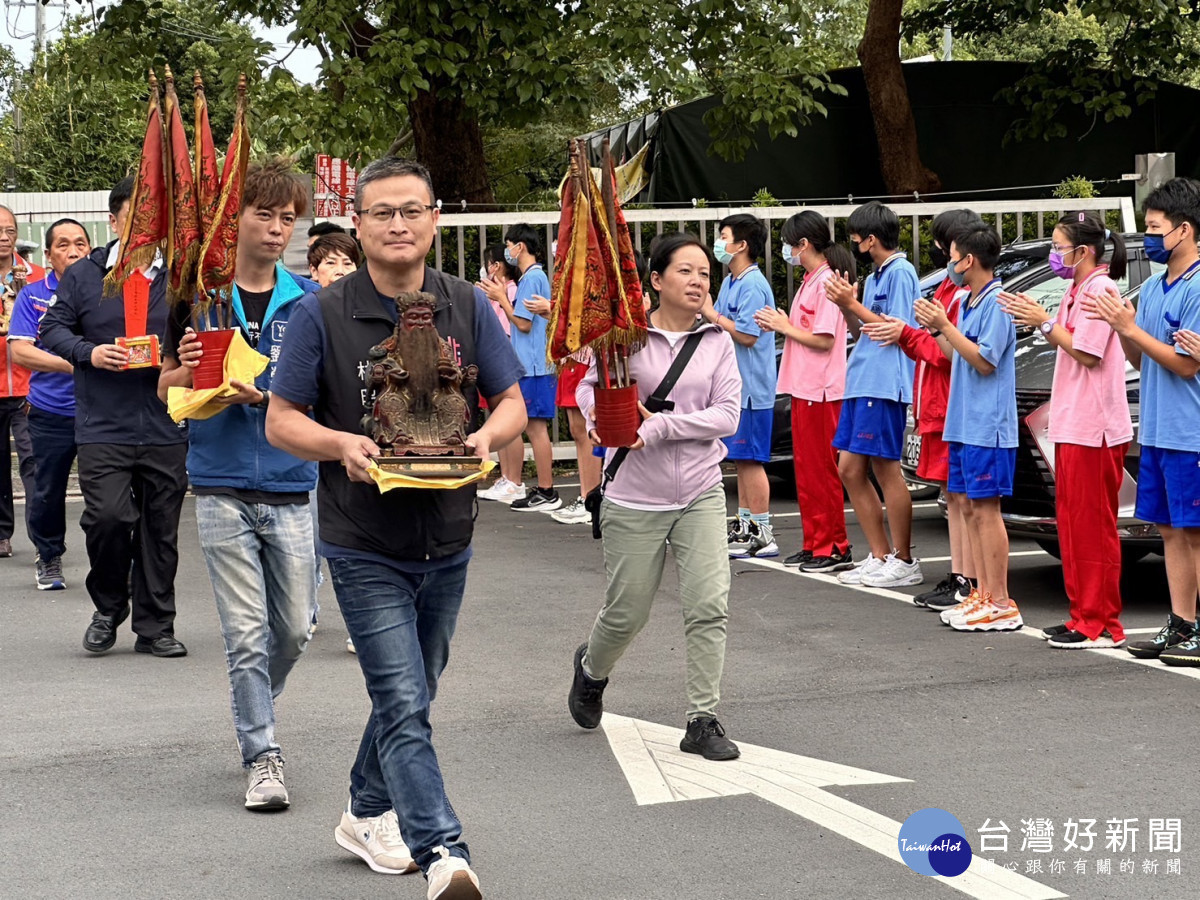 客家局長林昭賢親捧鄰近龍潭國中的伯公神尊,一同前往去看戲。