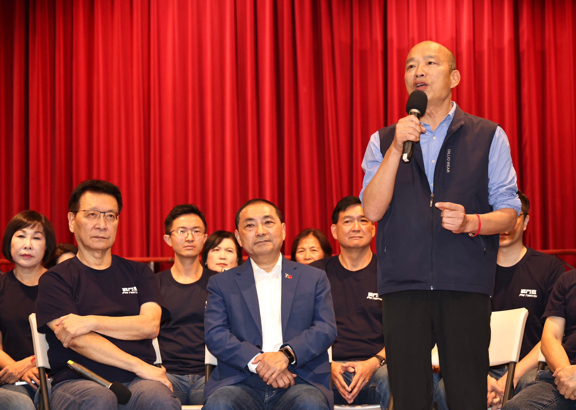 高雄市前市長韓國瑜(站立者)表示,他站出來是因憂心在野整合,並說個人位置無關宏旨。資料照片/林啟弘攝