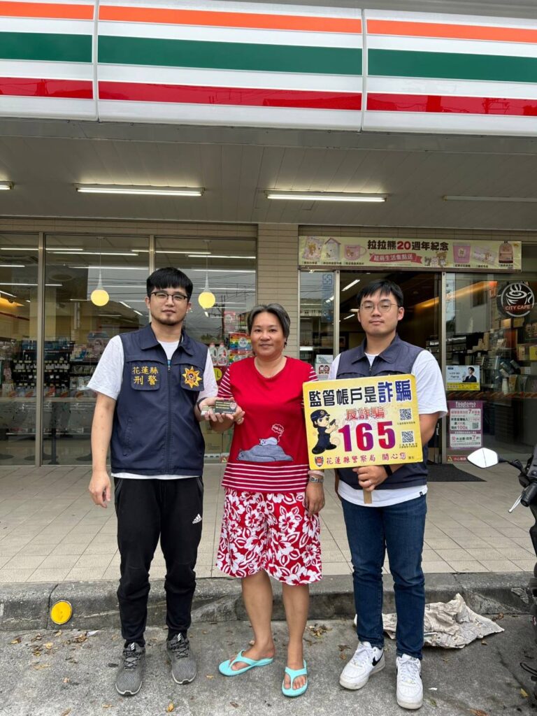 防範「點數詐騙」、「代收繳費」詐騙 新城警分局長前往超商發放反詐騙宣導小卡