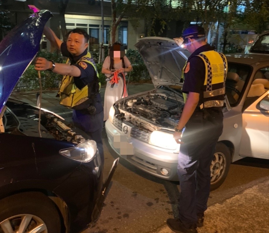 ▲圖說:中市警一分局西區警伸援手,「給電」協助林女車輛發動開返家 (圖/台中市政府提供)