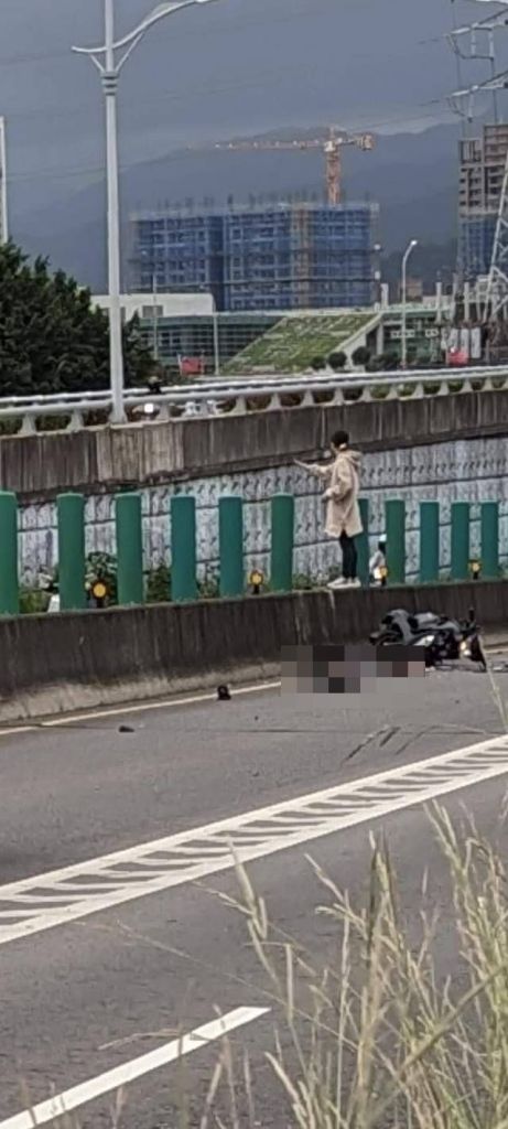 (車禍片)中和死亡車禍!機車騎士逆向與無照駕駛自小客車對撞 當場死亡 60 機車騎士相撞後倒地,當場沒有生命跡象。翻攝畫面 | 社會 社會 記者爆料網