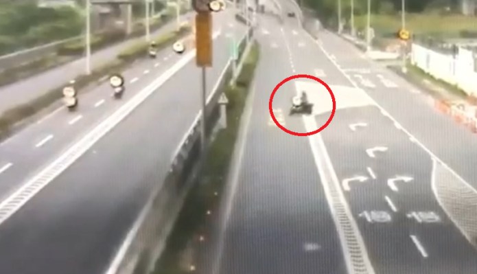 (車禍片)中和死亡車禍!機車騎士逆向與無照駕駛自小客車對撞 當場死亡 64 王姓機車騎士(紅圈處)迴轉變成逆向行駛,與無照行駛自小車相撞喪命。民眾提供 | 社會 社會 記者爆料網