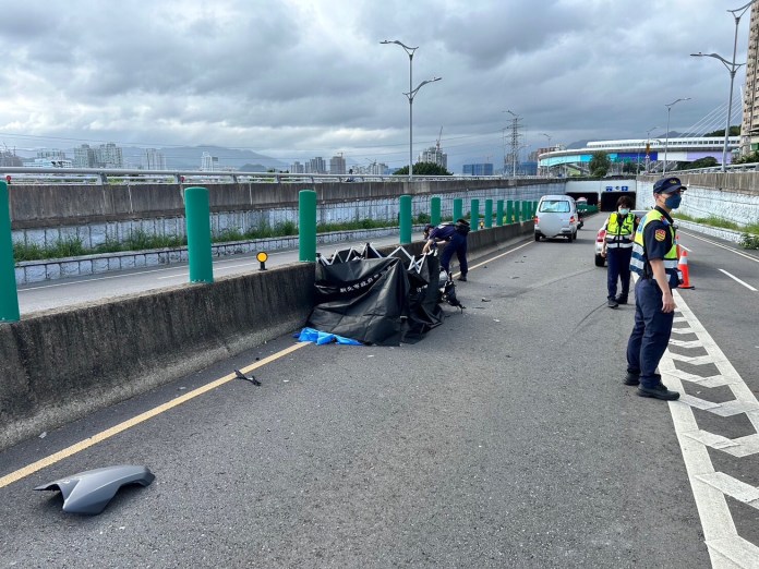 (車禍片)中和死亡車禍!機車騎士逆向與無照駕駛自小客車對撞 當場死亡 61 警方到場勘驗調查。民眾提供 | 社會 社會 記者爆料網