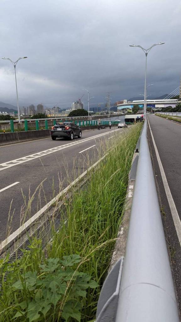 (車禍片)中和死亡車禍!機車騎士逆向與無照駕駛自小客車對撞 當場死亡 63 死亡車禍一 | 社會 社會 記者爆料網