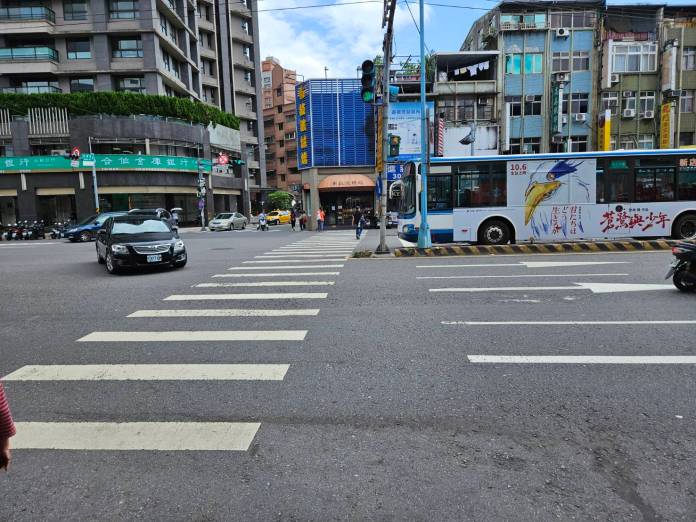 (新店行人地獄片)婦人過馬路欲搭公車 遭左轉自小客車撞飛骨折 59 | 社會 社會 記者爆料網