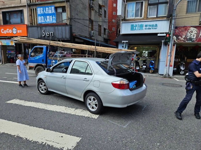 (新店行人地獄片)婦人過馬路欲搭公車 遭左轉自小客車撞飛骨折 60 | 社會 社會 記者爆料網