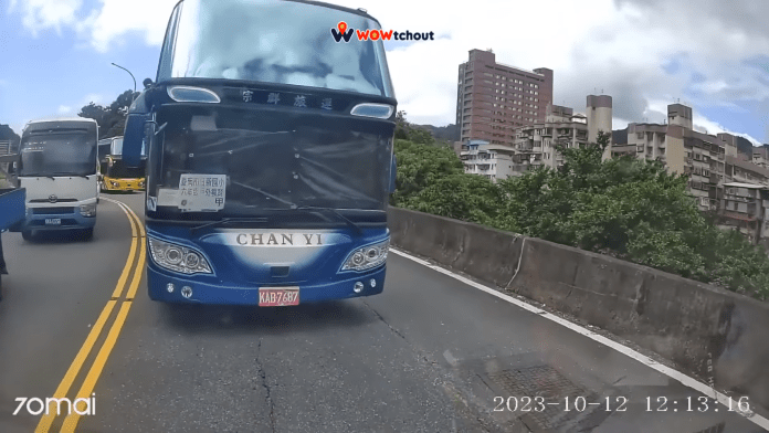 誇張!台南國小戶外教學「2台遊覽車」逆向 違規畫面全被民眾錄下 60 WoWtchout 地圖型行車影像分享平台 載著國小小朋友還敢逆向,超級誇張(宗群旅運) SzTDBaXzR6U 1710x962 0m08s | 社會 社會 記者爆料網