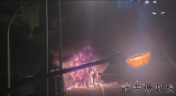 五楊高架上小貨車疑故障 才停靠路肩就起火車上殺蟲劑助燃火勢驚人 62 1697212883091 | 社會 社會 記者爆料網