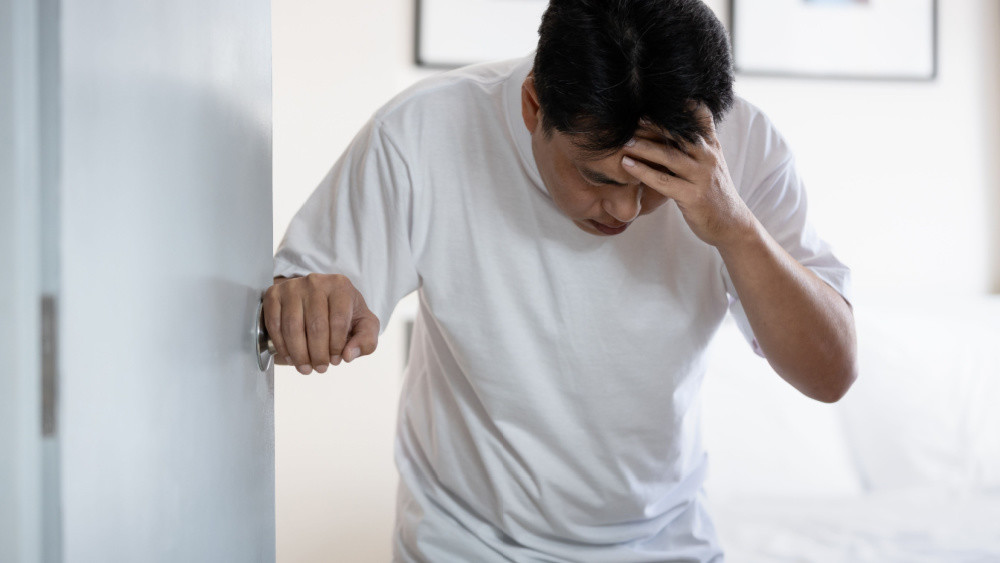 從椅子站起身總會頭暈目眩? 專家示警:超過3分鐘未緩解快就醫