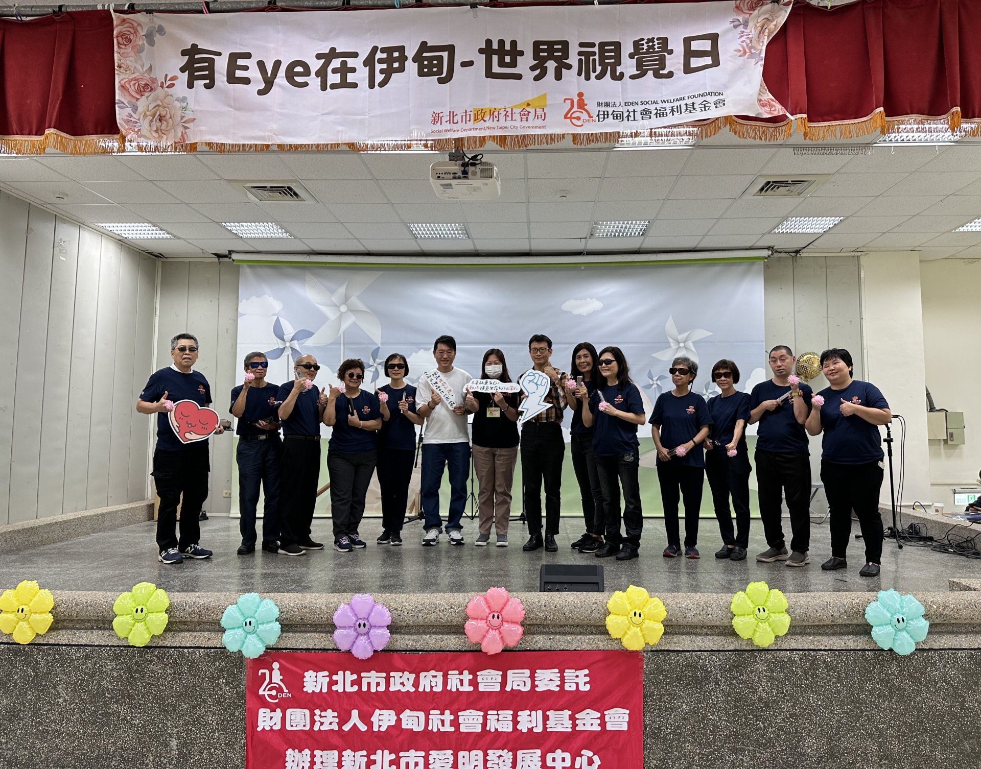 口琴學習班11位視障者,歷經8個月的練習,終於站上舞台,吹奏經典歌謠。