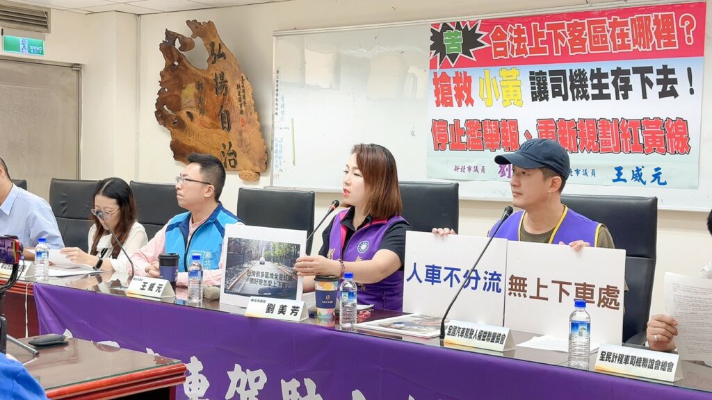 政府未設置足夠的黃線及無障礙斜坡,使得目前輪椅族無法方便搭乘,這是一定要改進的部分
