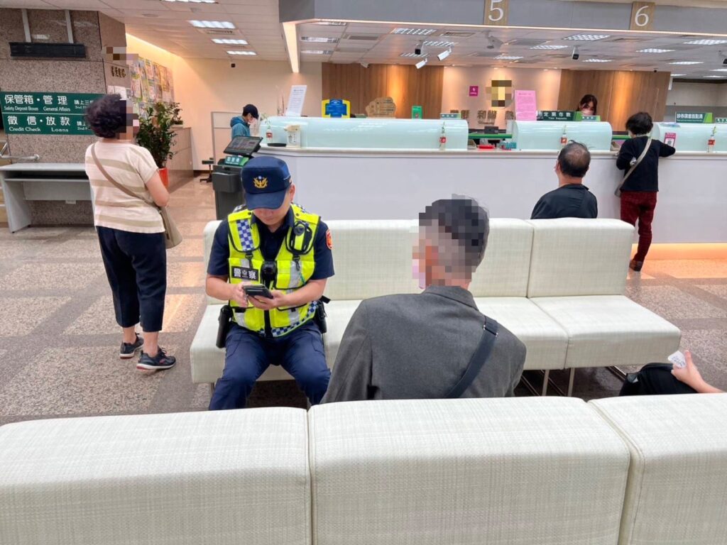 員警於金融機構勸說民眾打消匯款念頭。