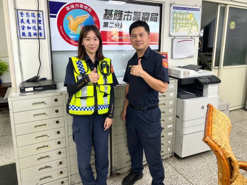 基隆市警察局第二分局信六路派出所副所長陳文宗、警員楊舒羽(右至左)