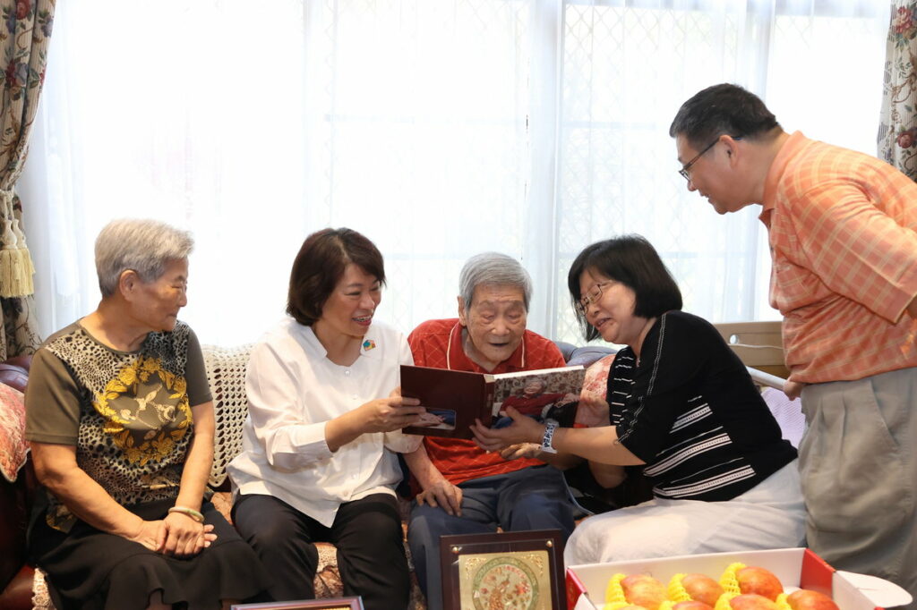 市長陪著蘇爺爺一家翻看風華錄 盡顯溫馨