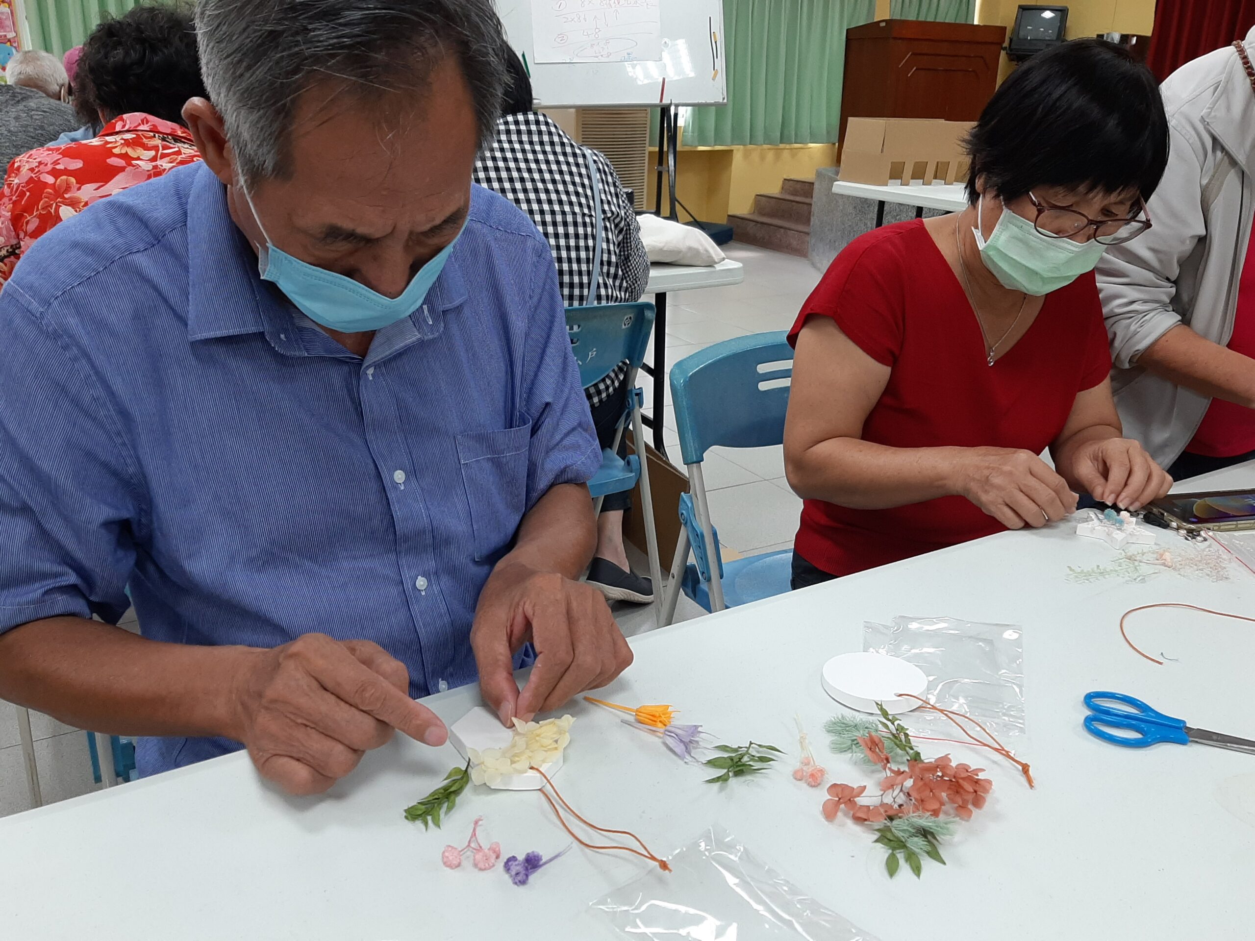 臺南社區關懷據點推藝術輔療乾燥花手作活動 黃偉哲讚活躍老化展創意