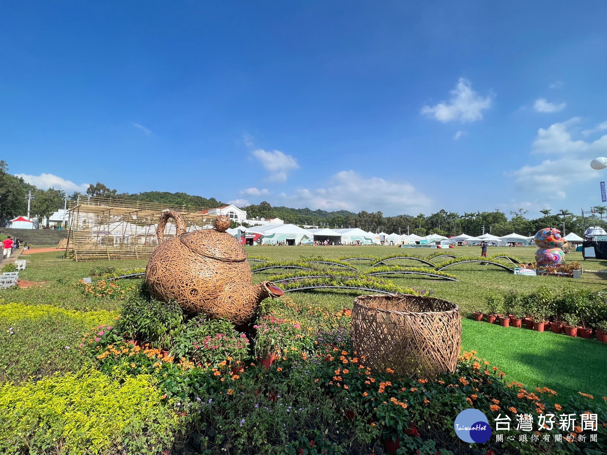 茶香迴韻、綻放等在茶博各角落十分吸睛。（縣府提供）