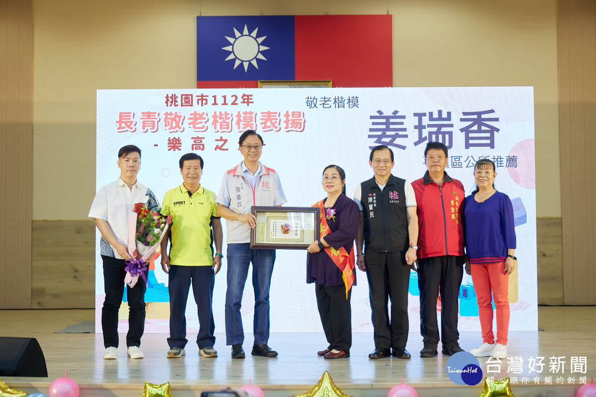市長與獲得「敬老楷模」的得獎者及其家人合影。<br /><br /> <br /><br /> 
