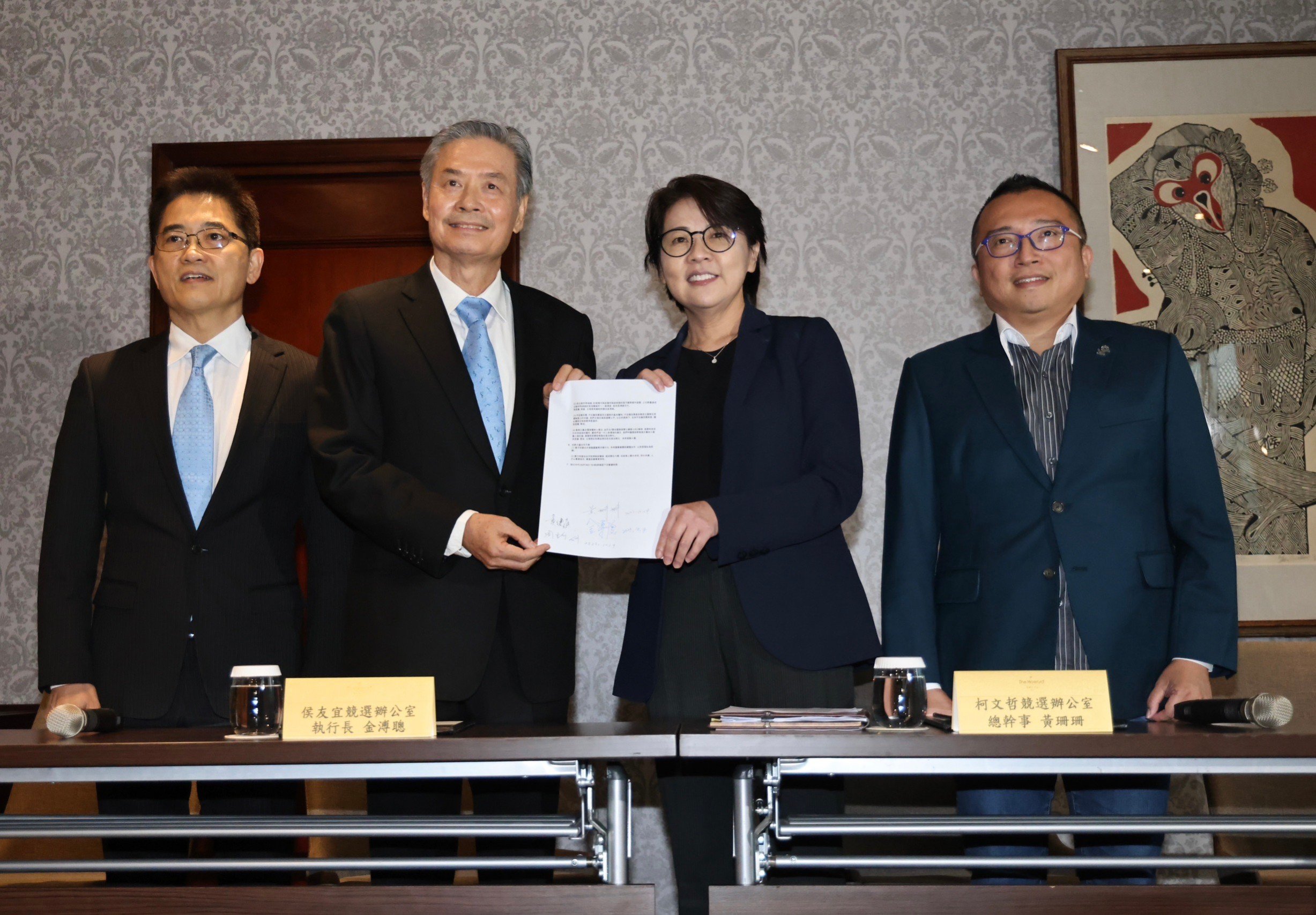 藍白合會前會落幕,雙方公開會議紀錄並簽名。林啟弘攝
