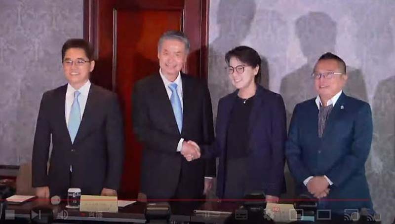 藍白合「2對2」幕僚會前會今天下午在福華飯店登場,歷時3小時結束,雙方近5點才出現共同主持記者會。圖為會前雙方握手致意。圖/引自中時新聞網