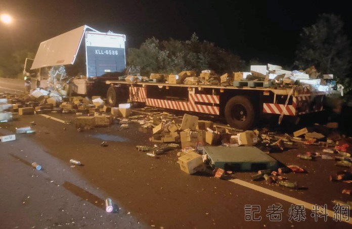 (更新)清晨台61線聯結車自撞事故洋芋片掉滿地 車禍畫面曝光 70 1 23 | 社會 社會 記者爆料網