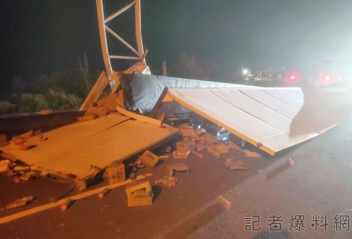 (更新)清晨台61線聯結車自撞事故洋芋片掉滿地 車禍畫面曝光 68 2 19 | 社會 社會 記者爆料網