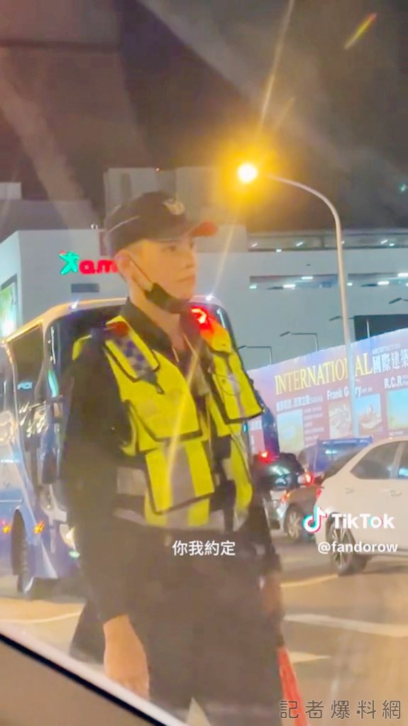國慶天菜警本尊現身 網「第一次願意耐心等紅燈」 66 1 24 | 社會 社會 記者爆料網