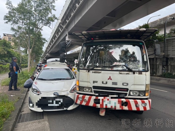 毒鴛鴦運毒滿街跑 警開2槍與熱心民眾合力攔下 70 3 11 | 社會 社會 記者爆料網