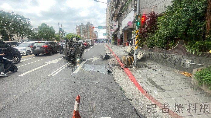 木柵翻車意外! 轎車疑超車不慎撞變電箱後側翻GG了 73 9A39C0D5 E45B 4397 813B D64F2233AF33 | 社會 社會 記者爆料網