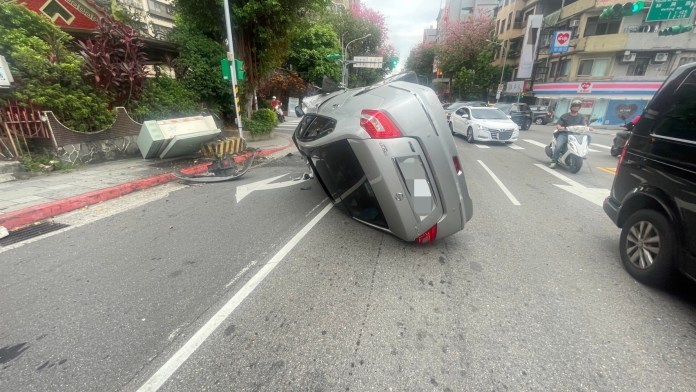 木柵翻車意外! 轎車疑超車不慎撞變電箱後側翻GG了 71 B38D4B6D DEAF 4F43 8A0B 4ED42FBA05C9 | 社會 社會 記者爆料網