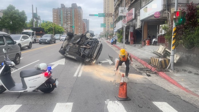 木柵翻車意外! 轎車疑超車不慎撞變電箱後側翻GG了 72 4527745D 5114 4A82 8922 852551E8F546 | 社會 社會 記者爆料網