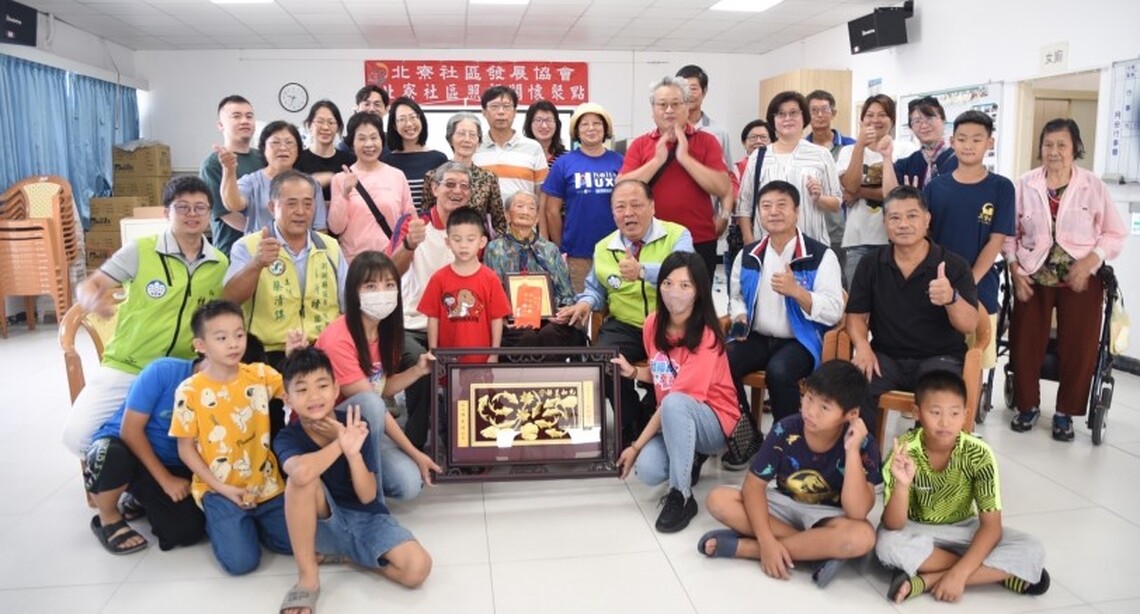 陳光復探訪百歲人瑞贈敬重陽禮金 祝福長者健康快樂「呷百二」