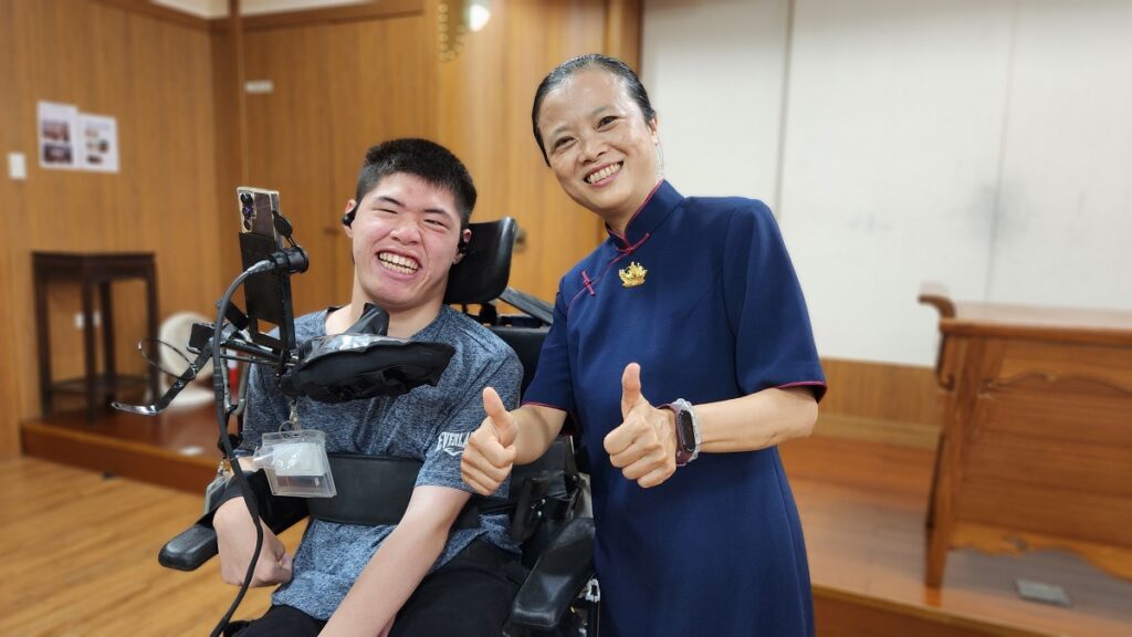 慈濟新芽獎學金中區頒獎大專組學生方正法,與慈濟志工蔣淑麗合影。(圖/慈濟基金會提供)