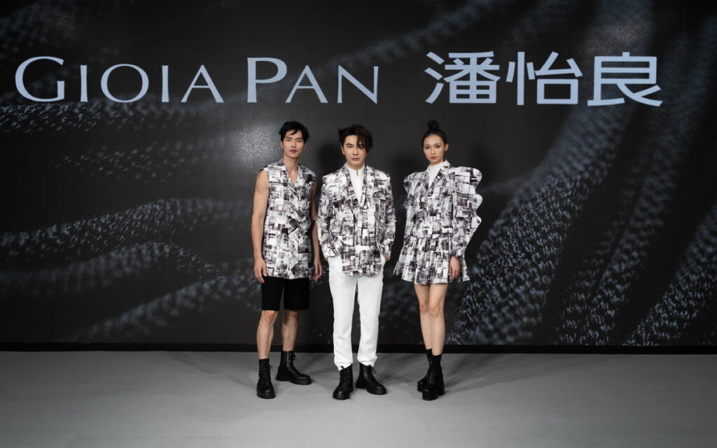 藝人謝佳見(中)與模特兒合影