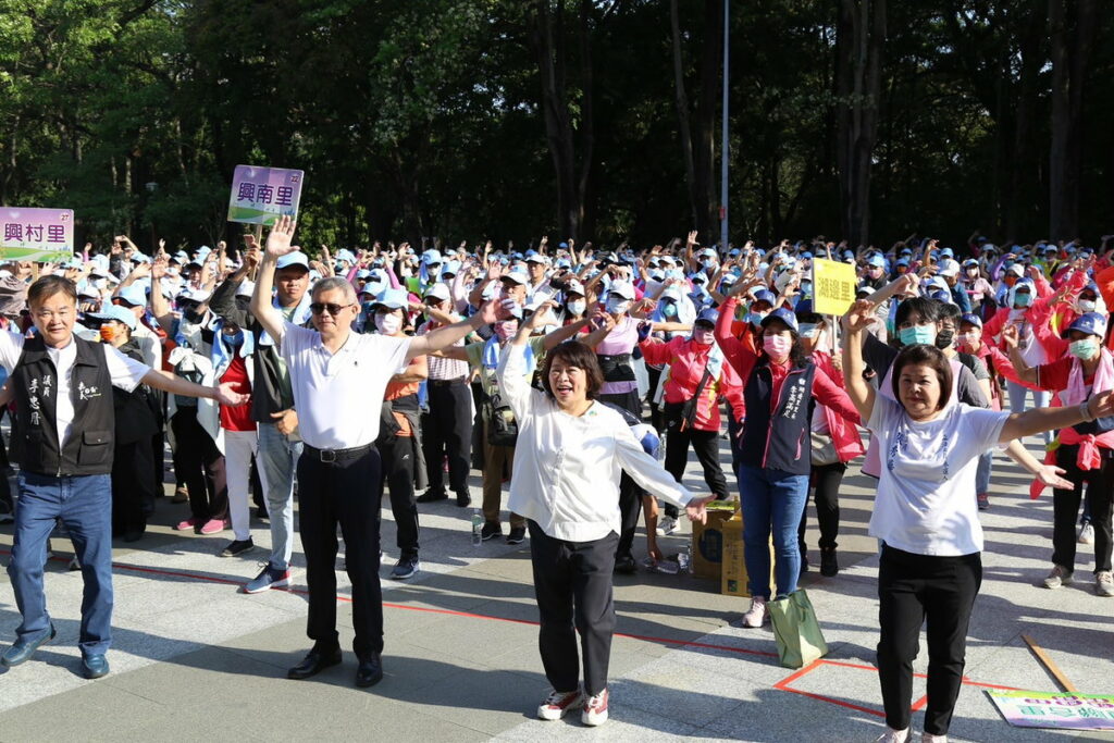 嘉義市長青健行顧健康 超過3千人齊跳「火肌舞」熱身