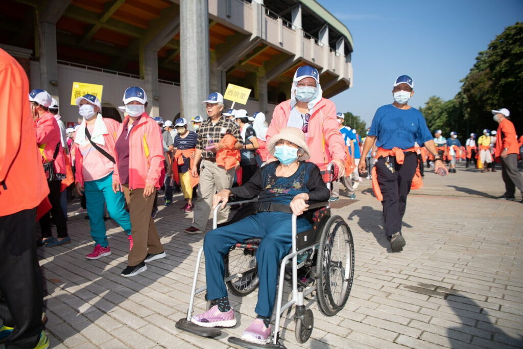 嘉義市長青健行顧健康 超過3千人齊跳「火肌舞」熱身