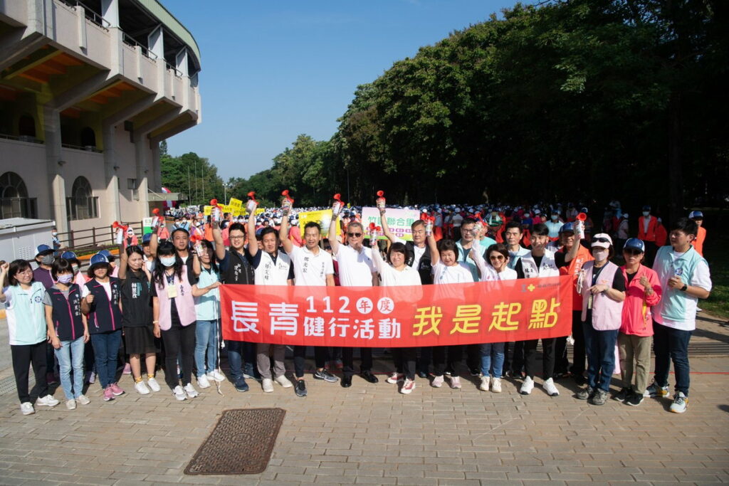 嘉義市長青健行顧健康 超過3千人齊跳「火肌舞」熱身